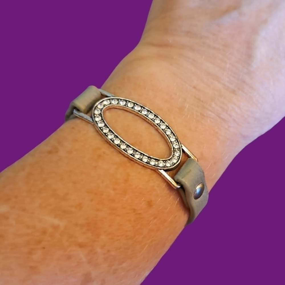 5/$25 PAPARAZZI Another Round Rhinestone Oval Faux Leather Snap Bracelet